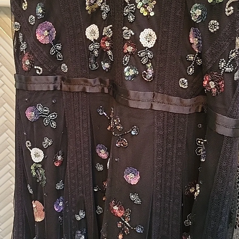 Chelsea & Violet black dress size 6 with sequined flowers - Picture 3 of 7